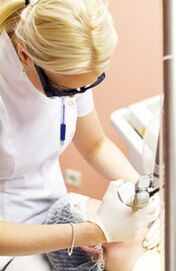 Духтур расмиёти суратгармансмолизро иҷро мекунад